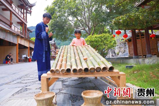 在剑河仰阿莎温泉小镇,游客正在玩npc互动游戏。杨洁茹 摄 在剑河仰阿莎温泉小镇,游客正在玩npc互动游戏。杨洁茹 摄