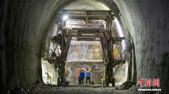 图为黄百铁路毛栗冲隧道施工现场。沪昆铁路客运专线贵州有限公司供图 图为黄百铁路毛栗冲隧道施工现场。沪昆铁路客运专线贵州有限公司供图