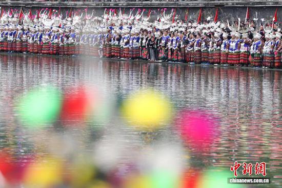 5月3日,贵州·台江2026年苗族姊妹节主要活动——“万人唱响翁你河”原生态苗歌对唱在贵州省黔东南州台江县翁你河畔举行。中新社记者 瞿宏伦 摄 5月3日,贵州·台江2026年苗族姊妹节主要活动——“万人唱响翁你河”原生态苗歌对唱在贵州省黔东南州台江县翁你河畔举行。中新社记者 瞿宏伦 摄