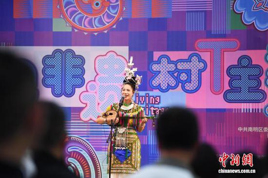5月1日，“看见非遗·村T主秀场”活动在贵阳市南明区青云市集精彩启幕。民族走秀、苗族特色演出轮番上演，让市民游客沉浸式感受一场独具黔韵的文化盛宴。图为贵阳市南明区青云市集“看见非遗·村T主秀场”活动苗族主题演出现场。赵松 摄
