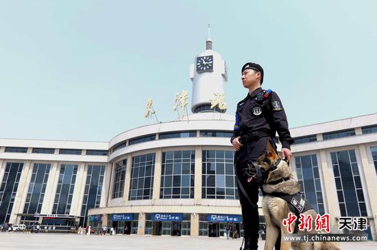 图为北京铁路公安局天津公安处特警支队民警正在天津站南广场执勤巡逻,守护旅客平安出行。(北京铁路公安局天津公安处供图)
