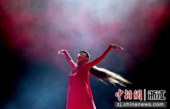 图为:杨丽萍登台表演舞蹈。中新社记者 王刚 摄 图为:杨丽萍登台表演舞蹈。中新社记者 王刚 摄