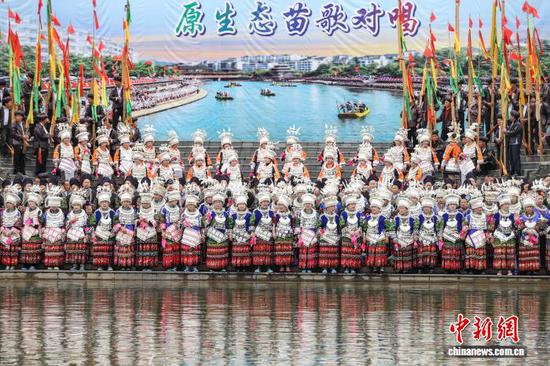 5月3日,贵州·台江2026年苗族姊妹节主要活动——“万人唱响翁你河”原生态苗歌对唱在贵州省黔东南州台江县翁你河畔举行。中新社记者 瞿宏伦 摄 5月3日,贵州·台江2026年苗族姊妹节主要活动——“万人唱响翁你河”原生态苗歌对唱在贵州省黔东南州台江县翁你河畔举行。中新社记者 瞿宏伦 摄