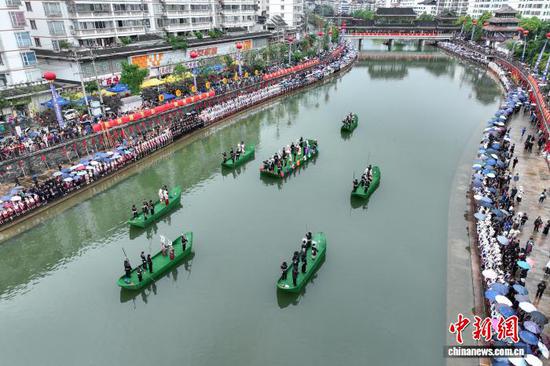 5月3日,贵州·台江2026年苗族姊妹节主要活动——“万人唱响翁你河”原生态苗歌对唱在贵州省黔东南州台江县翁你河畔举行。(无人机照片)中新社记者 瞿宏伦 摄 5月3日,贵州·台江2026年苗族姊妹节主要活动——“万人唱响翁你河”原生态苗歌对唱在贵州省黔东南州台江县翁你河畔举行。(无人机照片)中新社记者 瞿宏伦 摄