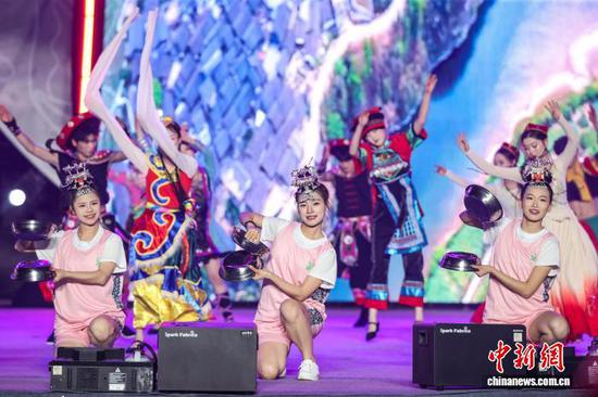 5月1日晚，情景舞蹈《五彩飞扬》。 中新社记者 瞿宏伦 摄