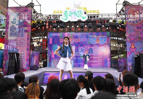 5月1日，“看见非遗·村T主秀场”活动在贵阳市南明区青云市集精彩启幕。民族走秀、苗族特色演出轮番上演，让市民游客沉浸式感受一场独具黔韵的文化盛宴。图为身穿贵州少数民族服饰的模特们自信走秀。赵松 摄