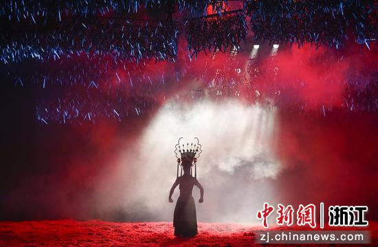 图为:演员返场表演。中新社记者 王刚 摄 图为:演员返场表演。中新社记者 王刚 摄