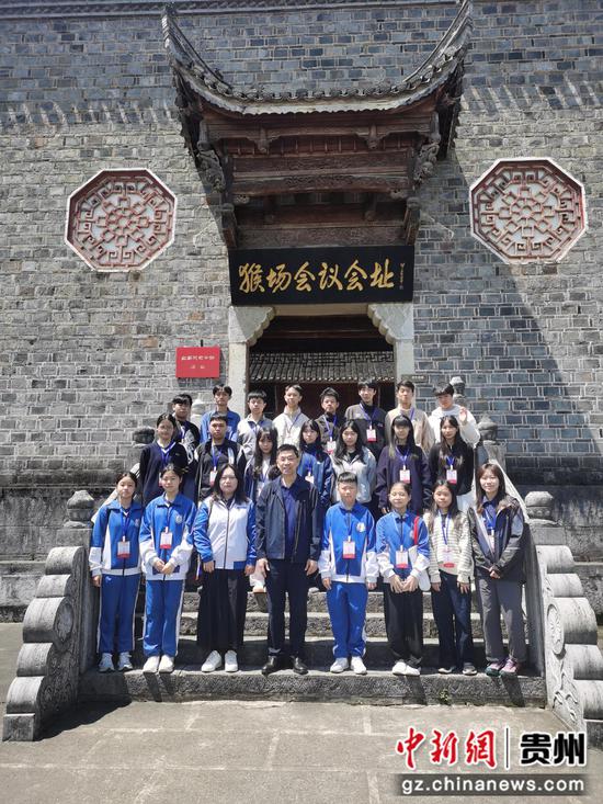 图为澳门学生在瓮安猴场会议会址前合影。 图为澳门学生在瓮安猴场会议会址前合影。