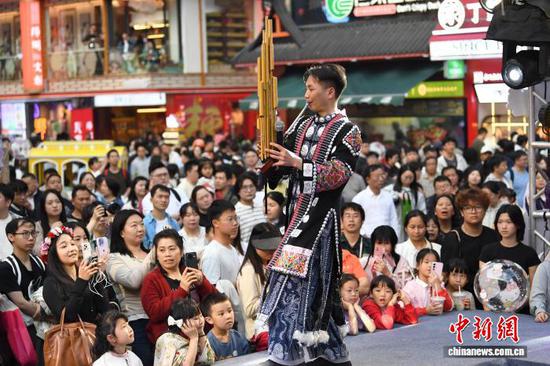 5月1日，“看见非遗·村T主秀场”活动在贵阳市南明区青云市集精彩启幕。民族走秀、苗族特色演出轮番上演，让市民游客沉浸式感受一场独具黔韵的文化盛宴。图为贵阳市南明区青云市集“看见非遗·村T主秀场”活动苗族主题演出现场。赵松 摄