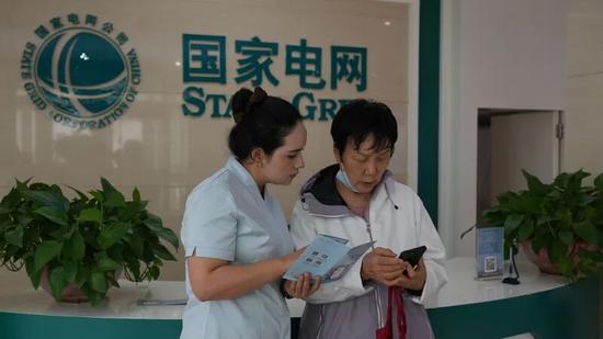 大厅工作人员耐心解答用电政策、快速办理电费缴纳业务。宋俞霖 摄