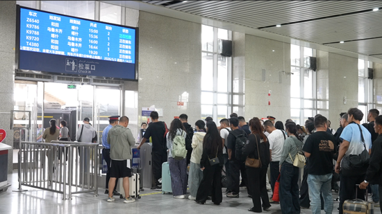 “五一” 假期和田火车站迎来客流高峰。柴旭东 摄