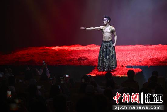 图为:演员返场表演。中新社记者 王刚 摄 图为:演员返场表演。中新社记者 王刚 摄