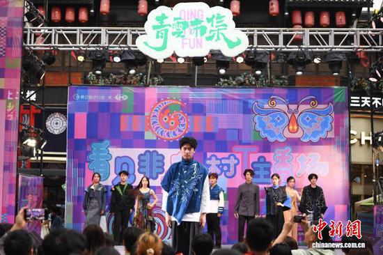 5月1日，“看见非遗·村T主秀场”活动在贵阳市南明区青云市集精彩启幕。民族走秀、苗族特色演出轮番上演，让市民游客沉浸式感受一场独具黔韵的文化盛宴。图为身穿贵州少数民族服饰的模特们自信走秀。赵松 摄
