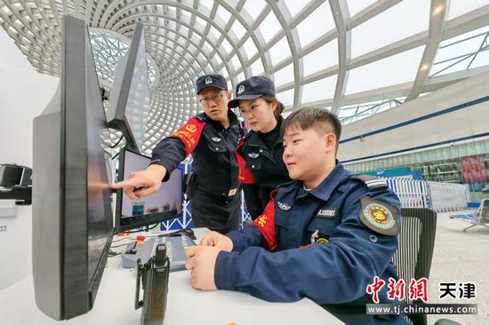 图为北京铁路公安局天津公安处塘沽站派出所执勤民警正在督导车站安检工作。(北京铁路公安局天津公安处供图)
