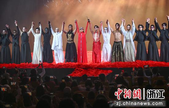 图为:杨丽萍携演员们向观众致意。中新社记者 王刚 摄 图为:杨丽萍携演员们向观众致意。中新社记者 王刚 摄