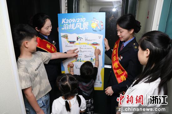图为:乘务员为旅客推介沿途景点。中新社发 朱秦予 供图 图为:乘务员为旅客推介沿途景点。中新社发 朱秦予 供图
