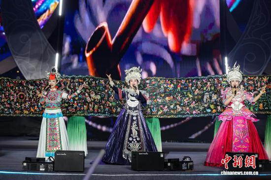 5月1日晚，情景歌曲《传承》。 中新社记者 瞿宏伦 摄