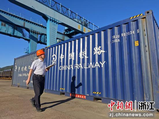 林建伟检查箱体情况。金温铁道公司&nbsp;供图