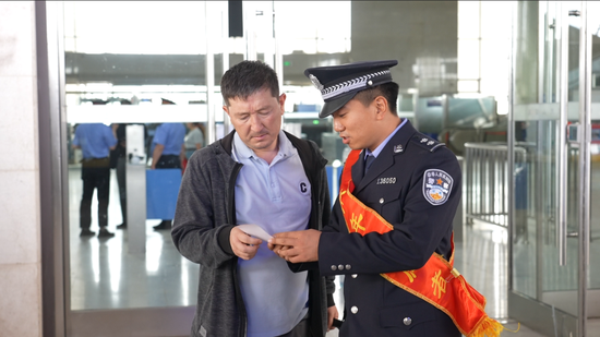 和田站派出所民警为旅客提供出行服务。柴旭东 摄