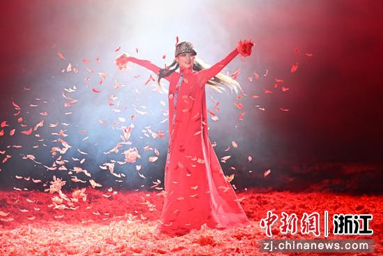 图为:杨丽萍登台表演舞蹈。中新社记者 王刚 摄 图为:杨丽萍登台表演舞蹈。中新社记者 王刚 摄