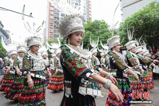 5月2日，当地民众着苗族盛装参加巡游。当日，贵州·台江2026年苗族姊妹节主要活动——万人盛装游演在贵州省黔东南州台江县城举行。苗族姊妹节以苗族青年女子为中心，以邀约情人游方对歌、吃姊妹饭、订立婚约等活动内容为主，被誉为“世界最古老的情人节”“藏在花蕊里的节日”。中新社记者 瞿宏伦 摄