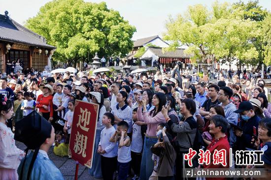 今年“五一”假期,绍兴黄酒小镇吸引游客。绍兴黄酒小镇管委会 供图 今年“五一”假期,绍兴黄酒小镇吸引游客。绍兴黄酒小镇管委会 供图