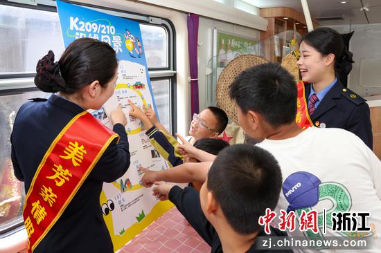 图为:乘务员为旅客推介沿途景点。中新社发 朱秦予 供图 图为:乘务员为旅客推介沿途景点。中新社发 朱秦予 供图