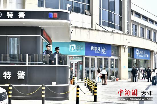 图为天津火车站南广场的特警岗亭上两名特警正在站岗执勤。(北京铁路公安局天津公安处供图)