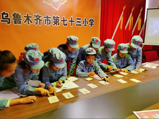 图片为2023年4月4日，乌鲁木齐市第73小学开展红色剧本杀活动。