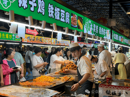 各个摊位前站满了各地来的游客。关之悦　摄