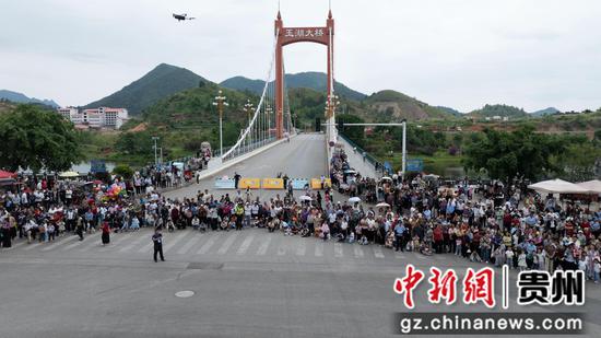 巡游现场市民游客驻足观看