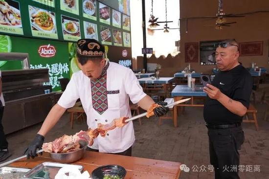 烤肉店内1.5米烤肉吸引各地游客前来拍照。薛子扬 摄
