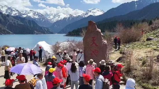 “五一”假期，来自全国各地的游客慕名而至，赏湖光山色、品民俗风情、享假日闲情。张鹏 摄8