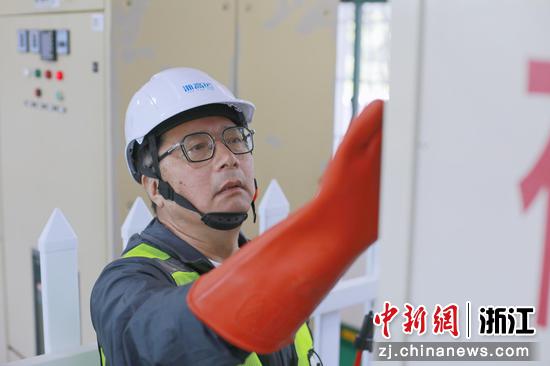王汉权在检查设备。浙江交通集团高速公路杭州南管理中心&nbsp;供图
