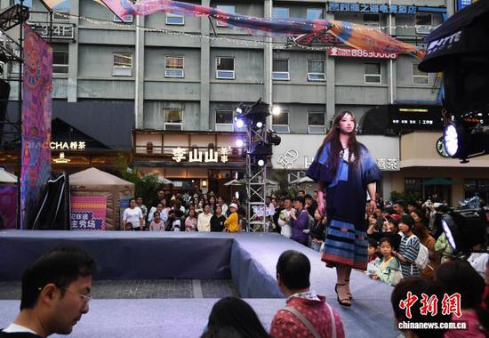 5月1日，“看见非遗·村T主秀场”活动在贵阳市南明区青云市集精彩启幕。民族走秀、苗族特色演出轮番上演，让市民游客沉浸式感受一场独具黔韵的文化盛宴。图为身穿贵州少数民族服饰的模特们自信走秀。赵松 摄