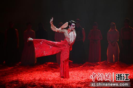 图为:演员返场表演。中新社记者 王刚 摄 图为:演员返场表演。中新社记者 王刚 摄