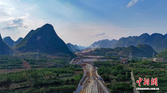 图为黄百铁路施工现场。沪昆铁路客运专线贵州有限公司供图 图为黄百铁路施工现场。沪昆铁路客运专线贵州有限公司供图