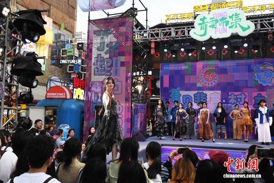 5月1日，“看见非遗·村T主秀场”活动在贵阳市南明区青云市集精彩启幕。民族走秀、苗族特色演出轮番上演，让市民游客沉浸式感受一场独具黔韵的文化盛宴。图为身穿贵州少数民族服饰的模特们自信走秀。赵松 摄