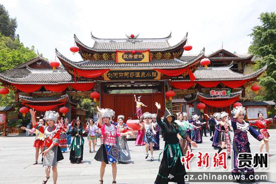 剑河仰阿莎温泉小镇拍摄的苗城开门秀 。杨洁茹 摄 剑河仰阿莎温泉小镇拍摄的苗城开门秀 。杨洁茹 摄
