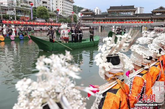 5月3日,贵州·台江2026年苗族姊妹节主要活动——“万人唱响翁你河”原生态苗歌对唱在贵州省黔东南州台江县翁你河畔举行。中新社记者 瞿宏伦 摄 5月3日,贵州·台江2026年苗族姊妹节主要活动——“万人唱响翁你河”原生态苗歌对唱在贵州省黔东南州台江县翁你河畔举行。中新社记者 瞿宏伦 摄