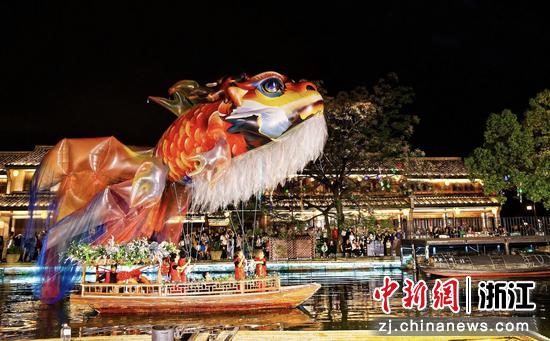 今年“五一”假期,绍兴黄酒小镇夜幕吸引游客。绍兴黄酒小镇管委会 供图 今年“五一”假期,绍兴黄酒小镇夜幕吸引游客。绍兴黄酒小镇管委会 供图