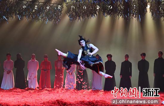 图为:演员返场表演。中新社记者 王刚 摄 图为:演员返场表演。中新社记者 王刚 摄