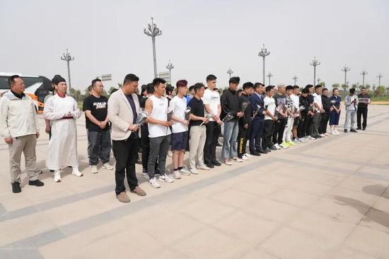 昆仑决选手及工作人员在和田县问勇广场整齐列队，肃立默哀，深情缅怀英烈。伊尔番 摄8