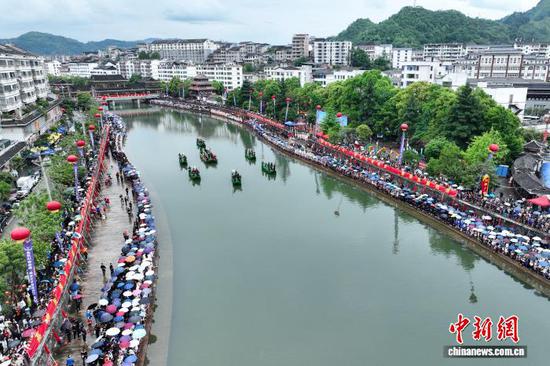 5月3日,贵州·台江2026年苗族姊妹节主要活动——“万人唱响翁你河”原生态苗歌对唱在贵州省黔东南州台江县翁你河畔举行。(无人机照片)中新社记者 瞿宏伦 摄 5月3日,贵州·台江2026年苗族姊妹节主要活动——“万人唱响翁你河”原生态苗歌对唱在贵州省黔东南州台江县翁你河畔举行。(无人机照片)中新社记者 瞿宏伦 摄