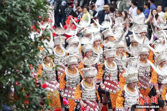 5月2日，当地民众着苗族盛装参加巡游。当日，贵州·台江2026年苗族姊妹节主要活动——万人盛装游演在贵州省黔东南州台江县城举行。苗族姊妹节以苗族青年女子为中心，以邀约情人游方对歌、吃姊妹饭、订立婚约等活动内容为主，被誉为“世界最古老的情人节”“藏在花蕊里的节日”。中新社记者 瞿宏伦 摄