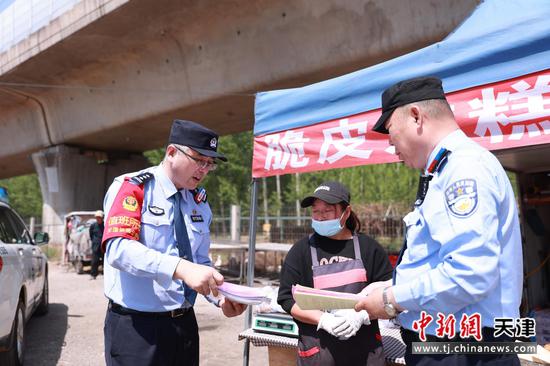 图为北京铁路公安局天津公安处滦河站派出所民警正在向沿线群众普及爱路护路知识。(北京铁路公安局天津公安处供图)