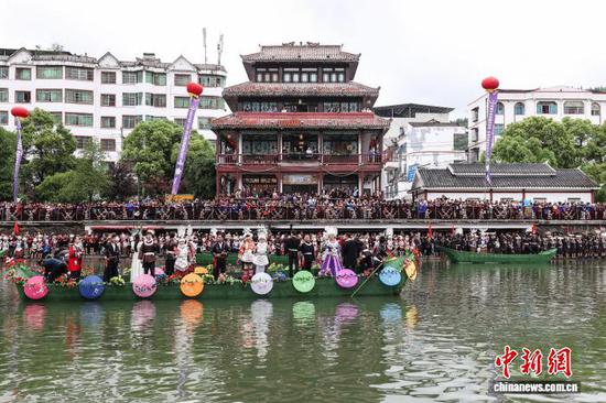 5月3日,贵州·台江2026年苗族姊妹节主要活动——“万人唱响翁你河”原生态苗歌对唱在贵州省黔东南州台江县翁你河畔举行。中新社记者 瞿宏伦 摄 5月3日,贵州·台江2026年苗族姊妹节主要活动——“万人唱响翁你河”原生态苗歌对唱在贵州省黔东南州台江县翁你河畔举行。中新社记者 瞿宏伦 摄