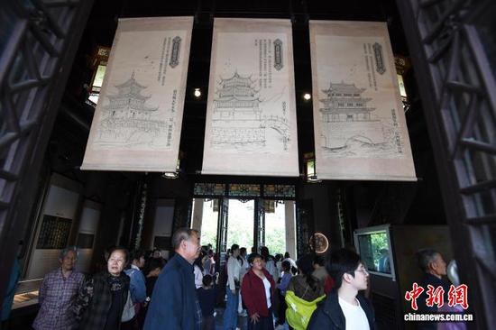 图为游客在甲秀楼内参观。赵松 摄