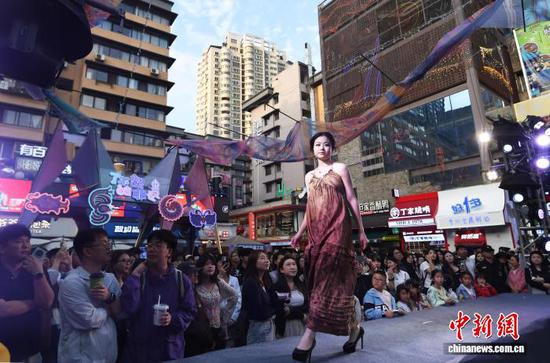 5月1日，“看见非遗·村T主秀场”活动在贵阳市南明区青云市集精彩启幕。民族走秀、苗族特色演出轮番上演，让市民游客沉浸式感受一场独具黔韵的文化盛宴。图为身穿贵州少数民族服饰的模特们自信走秀。赵松 摄