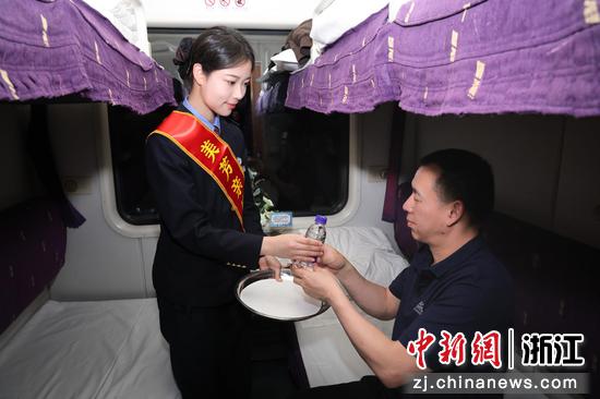 图为:乘务员在车厢内为旅客服务。中新社发 朱秦予 供图 图为:乘务员在车厢内为旅客服务。中新社发 朱秦予 供图